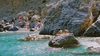 Opvoedvraag: ‘Onze puber wil niet meer mee naar een naturistencamping, wat nu?'