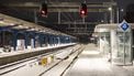 ASSEN - Leeg en besneeuwd station in Assen. Enkele treinen rijden volgens dienstregeling. Er geldt code oranje in Friesland, Groningen en Drenthe en de Waddeneilanden om sneeuw en harde wind. Door de harde wind wordt sneeuw weggeblazen en kunnen sneeuwbanken ontstaan. WOUTER DE WILDE / ANP
