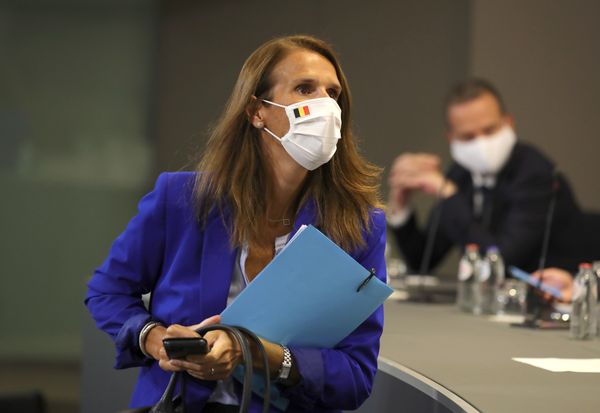 Een foto van Sophie Wilmès, premier in België, met mondkapje