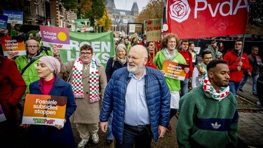 2023-11-12 14:55:42 AMSTERDAM - Frans Timmermans  tijdens een mars voor klimaat en rechtvaardigheid. De deelnemers willen de politiek oproepen maatregelen te nemen tegen problemen waar Nederland mee te maken krijgt. Ze hebben het over de klimaatcrisis, racisme, biodiversiteitscrisis, armoede en de wooncrisis. ANP ROBIN UTRECHT