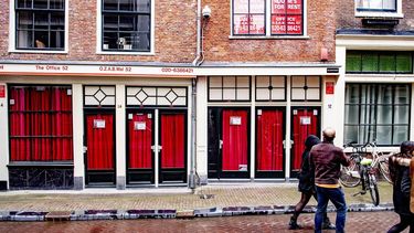 AMSTERDAM - Nog gesloten peeskamers op de Amsterdamse Wallen. De versoepelingen van de coronamaatregelen gaan door als de richting van het aantal nieuwe ziekenhuisopnames goed is. In dat geval mogen ook sekswerkers weer aan het werk. ANP ROBIN UTRECHT