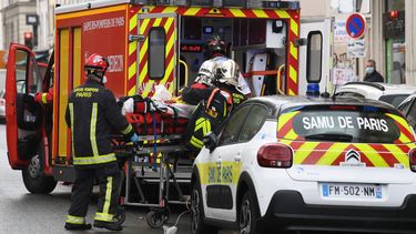Op deze foto is een brandweerauto te zien in Frankrijk, waar het incident zich voordeed. Iemand ligt op een brancard.