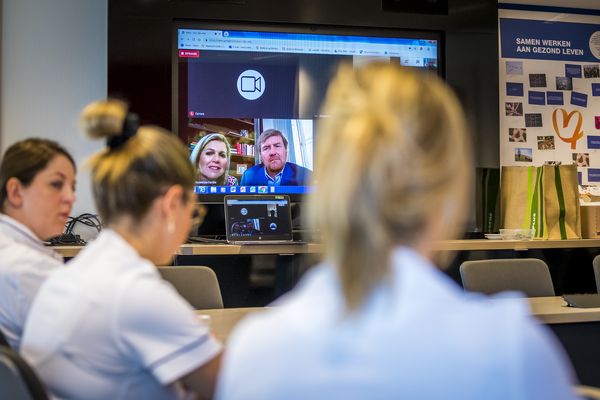 Een foto van medewerkers van Maastricht UMC die via een videoverbinding door koning Willem-Alexander werden toegesproken
