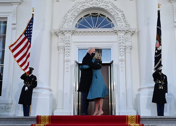 Een foto van Joe Biden die met zijn vrouw als opvolger van Trump het Witte Huis betreedt