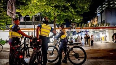 ROTTERDAM - Handhavers in uniform tijdens een straatactie seksuele straatintimidatie in de binnenstad van Rotterdam. Sinds 1 juli 2024 is seksuele straatintimidatie strafbaar. In onder andere Rotterdam loopt sinds het ingaan van de wet een proef waarbij speciaal opgeleide boa's samen met undercover-'spotters' proberen daders aan te pakken. ANP ROBIN UTRECHT