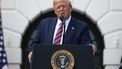 Een foto waarop president Donald Trump te zien is tijdens een toespraak.