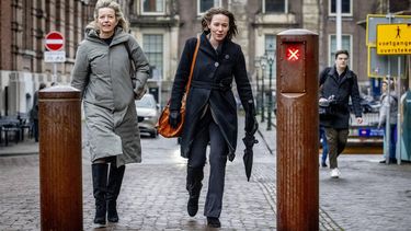 DEN HAAG - Demissionair ministers Kasja Ollongren (L, Defensie) en Hanke Bruins Slot (Binnenlandse Zaken en Koninkrijksrelaties) komen aan op het Binnenhof voor de wekelijkse ministerraad, de laatste voor het kerstreces. ANP ROBIN UTRECHT