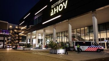 ROTTERDAM - Politie op het plein tijdens een demonstratie tegen de Wapenbeurs in Ahoy. ANP MARCO VAN DER CAAIJ