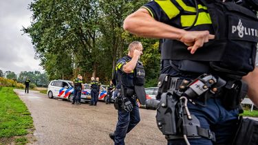 OVERASSELT - Door een schietincident op de Ewijkseweg in het Gelderse Overasselt is een persoon overleden. Twee politieagenten raakten gewond en zijn naar het ziekenhuis gebracht. Er zijn meerdere aanhoudingen verricht. De politie doet op meerdere locaties in Overasselt onderzoek. PERSBUREAU HEITINK / ANP