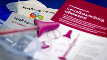 ILLUSTRATIE - Een zelfafnameset voor onderzoek naar baarmoederhalskanker. De gezondheidsraad adviseert dat vrouwen die een uitnodiging krijgen om deel te nemen aan het bevolkingsonderzoek baarmoederhalskanker ook meteen een zelfafnameset toegestuurd moeten krijgen. Het setje kan dienen als gelijkwaardig alternatief naast het uitstrijkje van de huisarts. ANP KOEN VAN WEEL