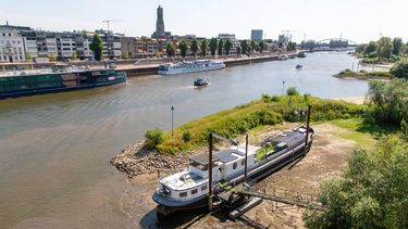 ARNHEM - Boten liggen op het droge door de lage waterstand. De afvoer van de Rijn en Maas blijft dalen en zeker voor de maand juli is die erg laag te noemen. LUUK VAN DER LEE / ANP