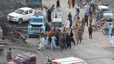 Coal miners and relatives carry the body of a miner after a coal mine collapsed in the Surange area, about 50 kilometres east of Quetta, on July 30, 2026. 
Banaras KHAN / AFP