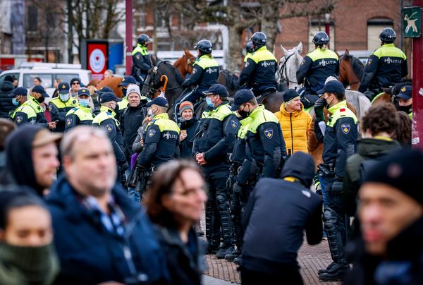 Politie grijpt in bij demonstraties coronabeleid Eindhoven en Amsterdam