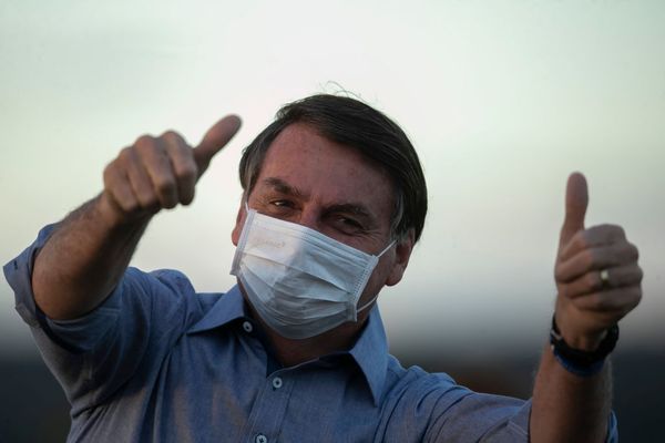 Een foto van president Bolsonaro met twee duimen omhoog