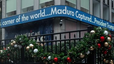 epa12623937 A news strip on the latest US actions in Venezuela is seen on News Corp Building, in New York, New York, USA, 03 January 2026. US President Trump announced that US forces have successfully captured Venezuelan President Nicolas Maduro and his wife during a series of large-scale strikes on Caracas on 03 January 2026.  EPA/OLGA FEDOROVA