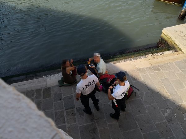 Koffiezettende toeristen verbannen uit Venetië. 