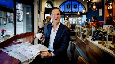 Mark Rutte (VVD) in zijn favoriete koffiezaak aan de Korte Poten. Foto: ANP | Robin van Lonkhuijsen