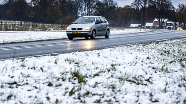 DE LUTTE - Verkeer in een winters landschap op de Tankenberg tussen Oldenzaal en De Lutte. Door gladheid door winterse buien, met hagel en (natte) sneeuw, heeft het KNMI heeft code geel uitgebreid naar meer provincies. ANP VINCENT JANNINK