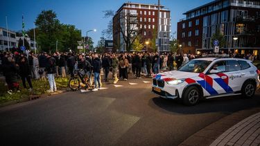 LOOSDRECHT - Voor de vierde avond op rij wordt er geprotesteerd bij het gemeentehuis tegen de komst van een noodopvang voor asielzoekers. De gemeente wil maximaal 110 asielzoekers tijdelijk huisvesten in het grotendeels leegstaande gemeentehuis. JOSH WALET / ANP