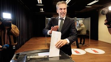 DEN HAAG - Demissionair minister-president Dick Schoof brengt zijn stem uit voor de Tweede Kamerverkiezingen in theater De Vaillant. ANP RAMON VAN FLYMEN