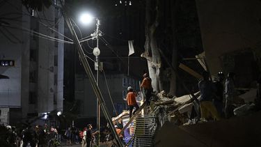 Rescuers search through the rubble of a collapsed building in the Altamira neighbourhood following an earthquake in Caracas on June 24, 2026. Two earthquakes of magnitude 7.2 and 7.5 struck the same area of Venezuela on the evening of June 24, causing buildings to collapse, according to the United States Geological Survey (USGS) and AFP journalists. The quakes drove residents of the capital, Caracas, into the streets.
Federico PARRA / AFP