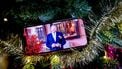 ILLUSTRATIEF - Koning Willem-Alexander tijdens zijn jaarlijkse kersttoespraak, gezien op een iPhone. De boodschap is eerder opgenomen in de Witte Eetzaal op Paleis Huis ten Bosch, het woonpaleis van de koning en zijn gezin. ANP ROBIN UTRECHT