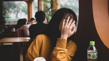 Moet je weleens lachen als je nerveus bent? Dat komt hierdoor