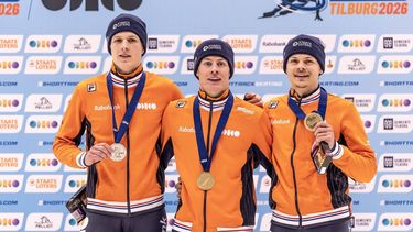 TILBURG -  Jens Van't Wout (NED), Teun Boer (NED), Melle van 't Wout (NED) vieren winst met medailles goud tijdens de finale 500 meter tijdens de tweede dag van de Europese kampioenschappen shorttrack. Dit EK was een laatste krachtmeting voor de shorttrackers op weg naar de Olympische Spelen van Milaan. IRIS VAN DEN BROEK / ANP