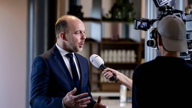 AMERSFOORT - Minister Bart van den Brink van Asiel en Migratie spreekt met journalisten over de opvang van asielzoekers in Ter Apel. Het Rode Kruis is gestopt met de hulpverlening op het voorterrein van het aanmeldcentrum, omdat het volgens de hulporganisatie voor zowel de hulpverleners als hulpvragers niet langer veilig is. ROBIN VAN LONKHUIJSEN / ANP