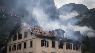epa13182443 Firefighters try to put out a fire at a building with a restaurant and apartments in Thusis in eastern Switzerland, 21 August 2026. Five people are reported missing following a major fire, while 14 people managed to escape the building.  EPA/GIAN EHRENZELLER
