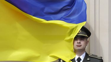 epa12319798 A Ukrainian flag flutters next to a Guard of Honor soldier, on Ukraine's Independence Day in Kyiv, Ukraine, 24 August 2025. Ukraine is marking the 34th anniversary of its independence from the Soviet Union in 1991, amid the ongoing Russian invasion.  EPA/SERGEY DOLZHENKO