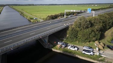 NIJKERK - Dronefoto van de Hardenbergerbrug bij Nijkerk waar de A28 overheen loopt, is in beide richtingen afgesloten. Rijkswaterstaat kan nog niks zeggen over wat er precies aan de hand is en hoelang de brug dicht moet blijven. JEROEN JUMELET / ANP