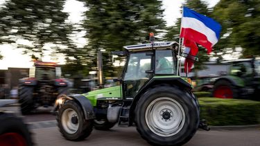 BORCULO – Boeren vertrekken bij het gemeentehuis in Borculo nadat zij een brief hebben overhandigd aan het college. Met deze actie willen zij hun zorgen uiten over de aangekondigde stikstofregels van het kabinet. WOUTER DE WILDE / ANP