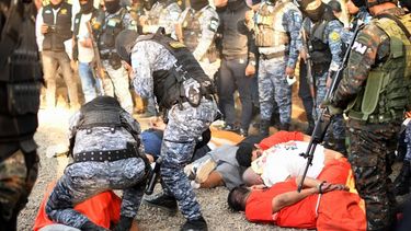 epa12659360 Prison guards watch over the prisoners at the maximum-security prison known as 'Renovacion I' in Escuintla, Guatemala, 18 January 2026. Guatemalan security forces regained control of the 'Renovacion I' prison, in the south of the country, following a riot on 17 January.  EPA/ALEX CRUZ
