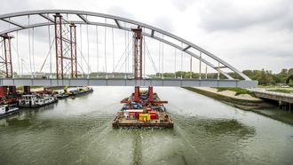 OOSTVOORNE - De Suurhoffbrug wordt gerenoveerd, waardoor een tijdelijke brug wordt geplaatst in de A15, om de verkeerslast te verdelen over de twee bruggen. De Suurhoffbrug verbindt Rotterdam met de Maasvlakte en is daarmee een belangrijke verbinding voor het Rotterdamse havengebied. ANP REMKO DE WAAL