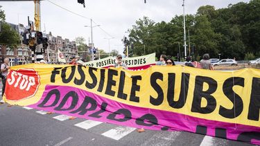 DEN HAAG - Klimaatdemonstranten van Extinction Rebellion tijdens een blokkade van de snelweg A12. Volgens de actiegroep is dit een reactie op 'de catastrofale droogte in Nederland'. Ook eisen ze dat de Tweede Kamer terugkeert van reces voor een debat over de aanhoudende droogte en hitte. JEROEN JUMELET / ANP