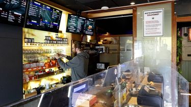 NIJMEGEN - Verkoopbalie van een coffeeshop die meedoet aan het wietexperiment, waarbij in de nieuwe fase een coffeeshop helemaal overstapt op wiet van gereguleerde telers. Gedoogde wiet mag in deze experimenteerfase niet meer. ANP ROBIN VAN LONKHUIJSEN