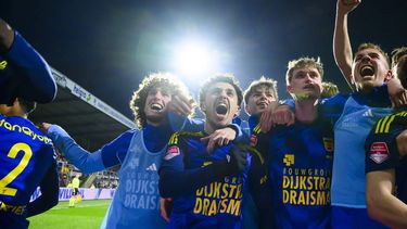 EMMEN - SC Cambuur spelers vieren de 1-4 van (m)  SC Cambuur speler Ichem Ferrah tijdens de Nederlandse Eerste Divisie wedstrijd tussen FC Emmen en SC Cambuur in De Oude Meerdijk op 24 maart 2026 in Emmen, Nederland. COR LASKER / ANP