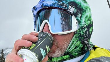 Tijd voor wintersport: zoveel mensen skiën of snowboarden ook ná de après-ski nog