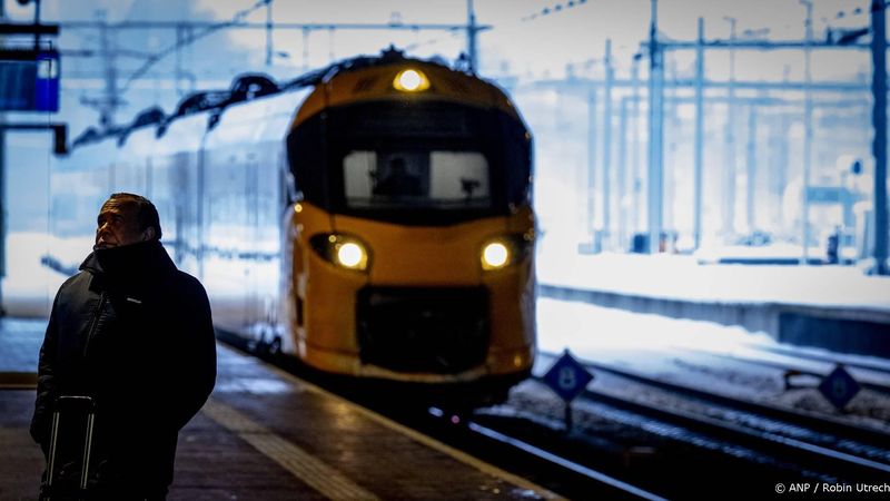 ROTTERDAM - Reizigers op Rotterdam Centraal. Door meerdere verstoringen is er geen treinverkeer mogelijk. ROBIN UTRECHT / ANP