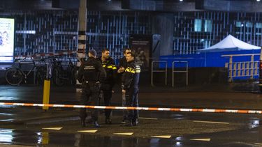Hulpdiensten bij De Nederlandse Bank na een melding van een schietpartij.
