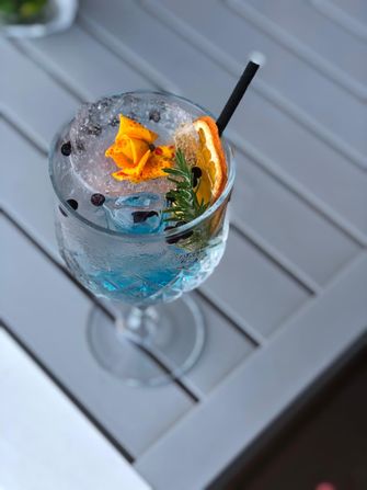 Op deze foto zie je Cocktails van broadside Terrace
