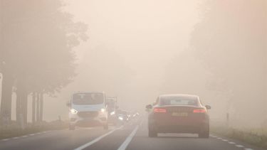 MAASDAM - Verkeer op een provinciale weg tijdens mist in heel het land. ANP JEFFREY GROENEWEG