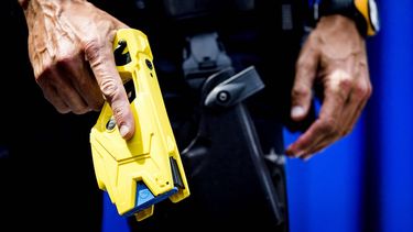 ROTTERDAM - Politie geeft uitleg over de proef die is gestart met het stroomstootwapen. ANP KOEN VAN WEEL