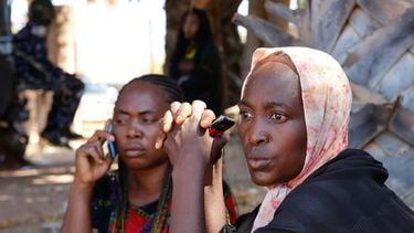 epa12545989 Parents of kidnapped schoolchildren wait outside St. Mary's Private Catholic School in Papiri, Niger State, Nigeria, 24 November 2025. Fifty of the 303 schoolchildren abducted from the school have escaped captivity and reunited with their families, according to the Christian Association of Nigeria (CAN).  EPA/AFOLABI SOTUNDE