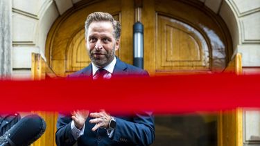 DEN HAAG - Demissionair minister Hugo de Jonge (Volksgezondheid, Welzijn en Sport) staat de pers te woord na het coronaoverleg op het ministerie. De Jonge doet opnieuw een dringende oproep om niet te gaan winkelen in Belgie of Duitsland, waar de detailhandel en horeca wel gewoon open zijn. ANP LEX VAN LIESHOUT
