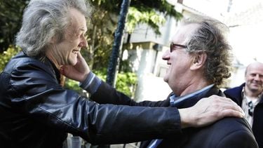 LEIDEN - Tekenaar Dick Matena (L), hier met Gerrit Komrij,  overhandigde donderdagavond in de Leidse schildersacademie Ars Aemula Aemula aan schrijver Jan Wolkers de stripversie van Kort Amerikaans. Eerder maakte Matena al een stripversie van De Avonden van Gerard Reve. De tekenaar maakt voor de strip gebruik van de integrale tekst.  Kort Amerikaans vertelt het verhaal van Eric van Poelgeest, die tijdens de oorlog onderduikt in het gebouw van de schildersacademie in Leiden. ANP PHOTO JUAN VRIJDAG