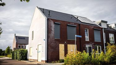 OVERASSELT - Een woning aan de Honingklaver moet twee weken dicht. Burgemeester Joerie Minses neemt deze maatregel om daarmee de rust in de omgeving verder te herstellen en de openbare orde te waarborgen. Minses besloot eerder een woning aan de Ewijkseweg voor een jaar te sluiten waar afgelopen week een 51-jarige beveiliger werd doodgeschoten en twee agenten zwaargewond raakten. ROB ENGELAAR / ANP