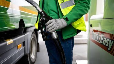 DEN HOORN - Een vrachtwagenchauffeur tankt diesel bij een benzinepomp. Diesel is opnieuw fors in prijs gestegen aan de Nederlandse pomp door de aanhoudende Iranoorlog. Volgens consumentencollectief UnitedConsumers is de adviesprijs voor een liter diesel bij de grote oliemaatschappijen met meer dan 10 eurocent omhooggegaan. REMKO DE WAAL / ANP