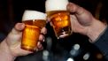 Twee mannen proosten met hun biertje. Foto: ANP / Roos Koole 